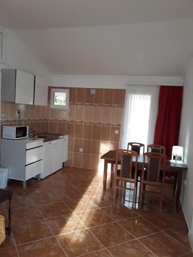 Apartments Jovanic With 2 Bedrooms Сутоморе Экстерьер фото