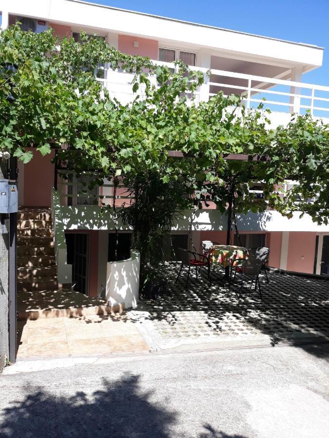 Apartments Jovanic With 2 Bedrooms Сутоморе Экстерьер фото